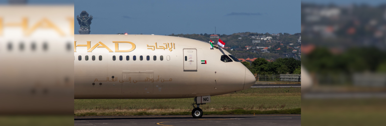 Image of the Etihad captains waving UAE and Indonesia flags upon landing in Bali. 