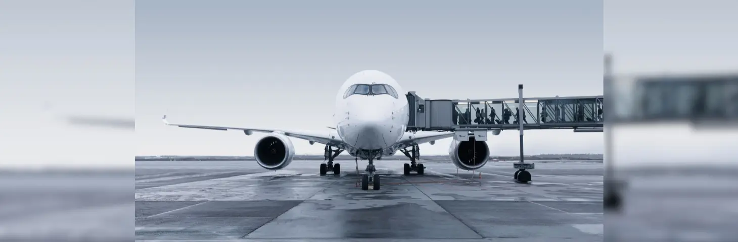 Image of a Finnair plane loading passengers through the gangway