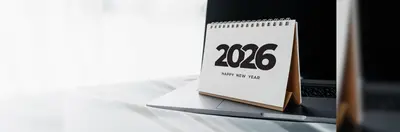 A 2026 calendar resting on an Apple Macbook.