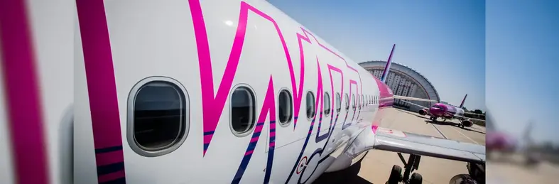 Image of the side of a Wizz Air plane