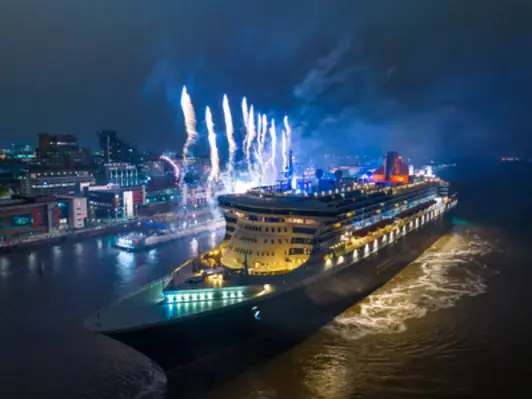 QM2_fireworks_2.jpg