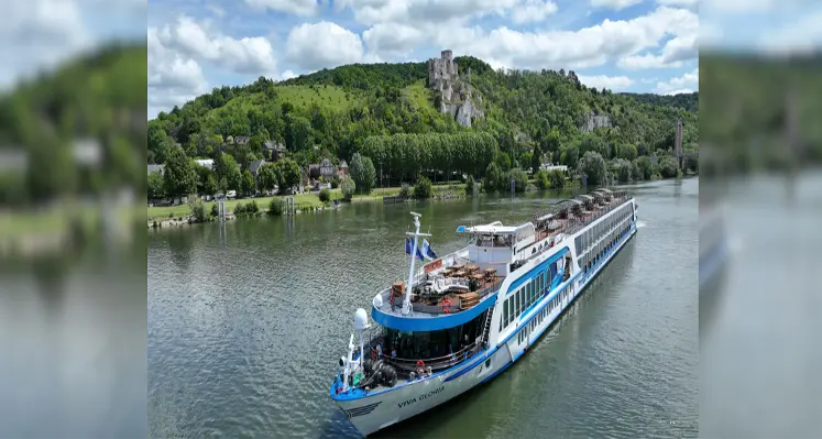 Image of the VIVA GLORIA sailing the Seine. 