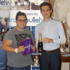 Daniel Fellingham (left) from Travel Counsellors (left) receives a bottle of Champagne and a box of chocolates from Rob Grover of Expedia.